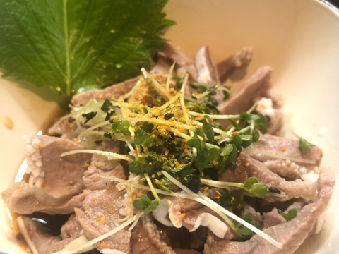 酒のお供に!湯引き豚タンのレモンポン酢